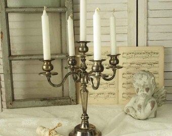 alter 5-armiger Kandelaber Kerzenhalter silberfarben; old 5-arm candelabra candle holder;  french Brocante Vintage, Landhaus gedeckter Tisch