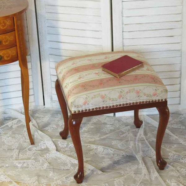 zauberhafter Polsterhocker alter Hocker gepolstert; charming old foot stool upholstered; Wohnzimmer, Landhaus, Cottage, Wintergarten