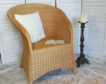 bequemer Rattansessel Korbsessel, aus hellem Material; beautiful rattan armchair, cushy wicker armchair; Landhaus, Vintage, Wohnzimmer