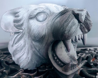 Piękna, zabytkowa, ręcznie rzeźbiona drewniana rzeźba głowy lwicy