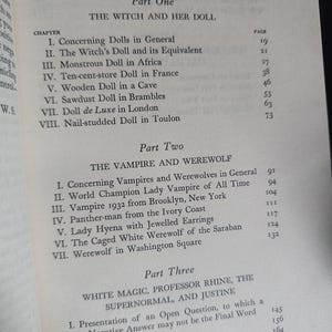 Może przedstawiać: Strona z książki ze spisem treści. Rozdziały dotyczą lalek, wampir&oacute;w, wilkołak&oacute;w i białej magii. Numery stron są wymienione po prawej stronie.