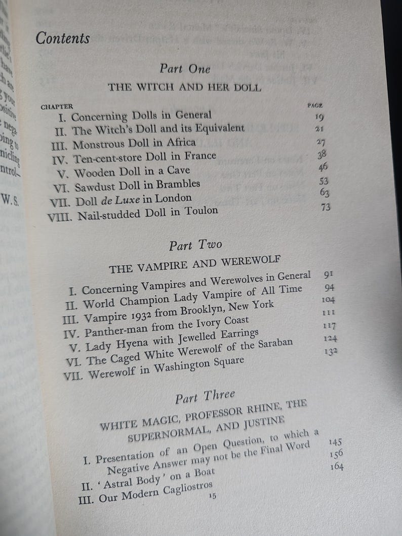 Może przedstawiać: Strona z książki ze spisem treści. Rozdziały dotyczą lalek, wampir&oacute;w, wilkołak&oacute;w i białej magii. Numery stron są wymienione po prawej stronie.