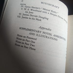 Może przedstawiać: Otwarta strona książki z tytułem "Witchcraft" i tytułami rozdział&oacute;w, takimi jak "Upton Sinclair's 'Mental Radio'" i "Justine Dervish Dangling". Strona zawiera r&oacute;wnież "Supplementary Notes, Anecdotes, and Illustrations".