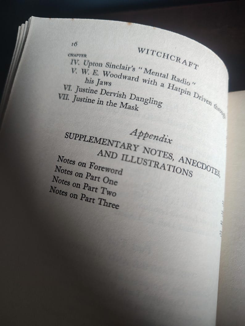 Może przedstawiać: Otwarta strona książki z tytułem "Witchcraft" i tytułami rozdział&oacute;w, takimi jak "Upton Sinclair's 'Mental Radio'" i "Justine Dervish Dangling". Strona zawiera r&oacute;wnież "Supplementary Notes, Anecdotes, and Illustrations".