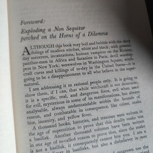 Może przedstawiać: Otwarta strona książki z tekstem zatytułowanym "Foreword: Exploding a Non Sequitur perched on the Horns of a Dilemma". Tekst jest czarny na kremowej stronie. Książka leży na ciemnej powierzchni.
