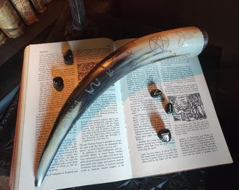Bijzonder vintage ceremonieel occult ritueel hoornvat met houten stop - occulte symbolen! ca. 1970 of eerder?