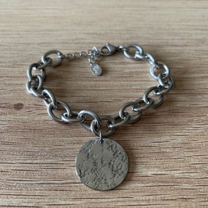 Stainless steel chain link bracelet with hammered texture charm