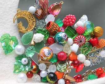 Ensemble artisanal "Sapin de Noël" avec verre tchèque, perles acryliques et pendentifs de couleur or, coloré