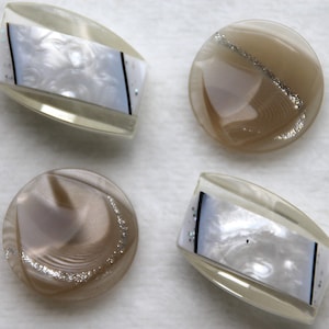 4 pcs plastic buttons: 2 pcs. 25 mm, 2 pcs. 20 x 30 mm