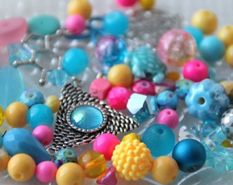 Ensemble artisanal avec verre de Bohême, - perles acryliques et pendentifs de couleur argentée, colorés