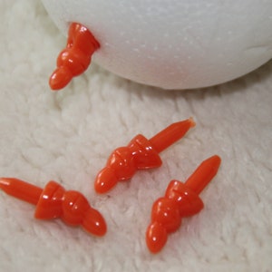 4個雪だるまの鼻 15 x 8 mm、オレンジ