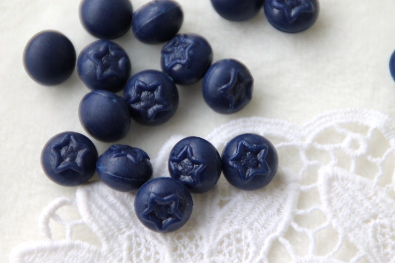 8 St Acrylic Miniatures Blueberry 11 mm