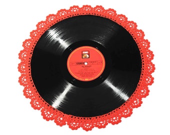 1x Vinyl Platzset Platzdeckchen Tischset Platzset Schallplatte LP Langspielplatte Ø 30 cm mit roter Häkelspitze