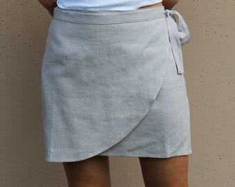 Gonna a portafoglio in lino AVA, gonna estiva avvolgente in puro lino con laccetti laterali, ideale per le vacanze, moda sostenibile, etica e realizzata a mano.