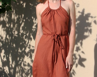 Abito a portafoglio in lino CINDY, abito midi estivo senza maniche con scollo all'americana in lino, prendisole da spiaggia color cannella, moda etica e sostenibile realizzata a mano.