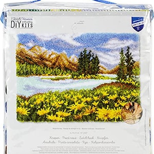 Puede incluir: Un kit de bordado DIY con una escena de paisaje con un río, montañas y flores amarillas. El kit está empaquetado en una bolsa de plástico transparente con un asa azul. Las dimensiones son 50 cm x 67 cm.
