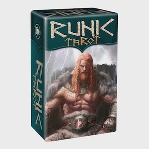 Puede incluir: Una caja de cartas rectangular para el Runic Tarot con una sección superior verde azulado oscuro con el texto blanco Runic Tarot. El frente muestra una figura musculosa con cabello largo rojo, barba, ropa de piel y un cinturón con una runa.