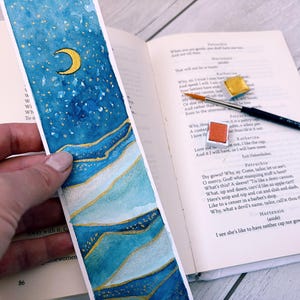 Stile Topo di Biblioteca - Segnalibro fatto a mano Luna di Acqua Salata - Segnalibro originale in carta con glitter e acquerelli di Van Gogh dipinto a mano - Scoperte del Club del Libro