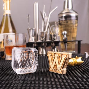 Timbro per cubetti di ghiaccio con logo/monogramma personalizzato, stampo per cubetti di ghiaccio da whisky con caratteri universitari, regalo per laureati, regalo di whisky personalizzato