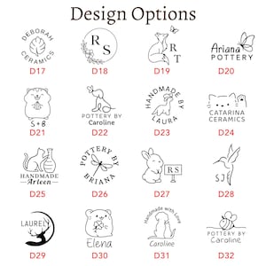 Puede incluir: Una colecci&oacute;n de opciones de dise&ntilde;o en blanco y negro para cer&aacute;mica, con varias ilustraciones como animales, plantas e iniciales. Cada dise&ntilde;o est&aacute; etiquetado con un c&oacute;digo &uacute;nico, incluyendo nombres como Deborah Ceramics y Ariana Pottery.