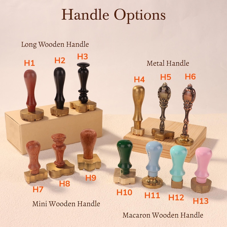 Puede incluir: Una variedad de mangos para sellos de lacre. La imagen muestra mangos de madera y metal en varios dise&ntilde;os y colores, incluyendo marr&oacute;n, negro, dorado, verde, azul y rosa. El texto en la parte superior dice "Handle Options".
