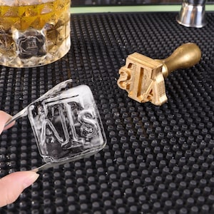 Cubetti di ghiaccio monogrammati, timbro personalizzato per cubetti di ghiaccio da whisky da 2 pollici con manico, stampo per ghiaccio da cocktail in ottone personalizzato, ideale per bar e casa