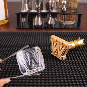 Timbro personalizzato per cubetti di ghiaccio da whisky con logo del college, timbro in ottone per cocktail e cubetti di ghiaccio da whisky, stampo per ghiaccio con monogramma, regalo di laurea