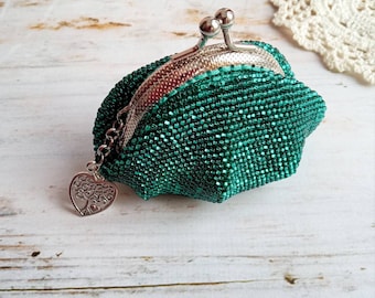 Emerald green beaded coin purse with heart charm, Small aesthetic handbag, Earbuds holder, Ukrainian shop