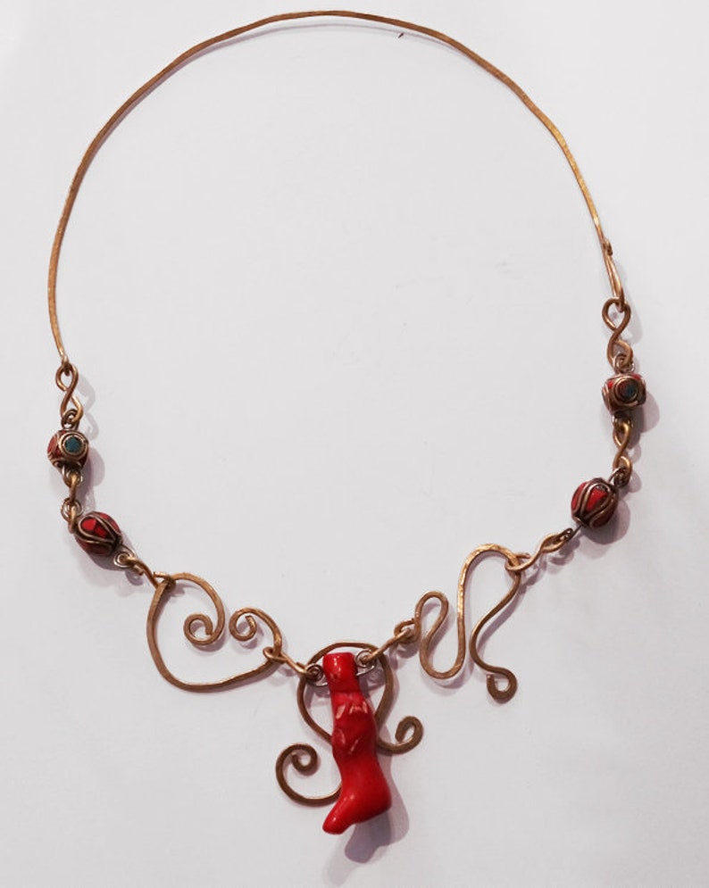 Collier en laiton déclaration collier martelé goutte pendentif corail turquoise perles collier Boho artisan collier collier corail pendentif image 5