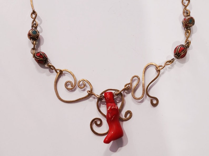 Collier en laiton déclaration collier martelé goutte pendentif corail turquoise perles collier Boho artisan collier collier corail pendentif image 1