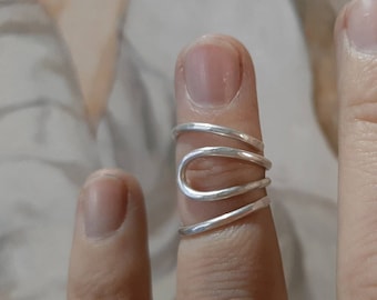 Férula para dedos para flexionar lateralmente, anillo texturizado martillado hecho a mano para los nudillos superiores.
