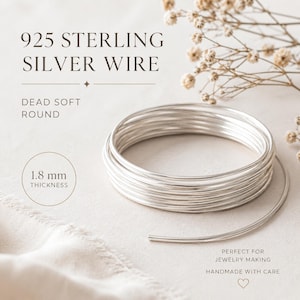 Può includere: Viene mostrata una bobina di filo d'argento sterling 925, spessore 1,8 mm. Il testo recita "925 STERLING SILVER WIRE", "DEAD SOFT ROUND" e "PERFECT FOR JEWELRY MAKING HANDMADE WITH CARE". Il filo è argentato e rotondo.