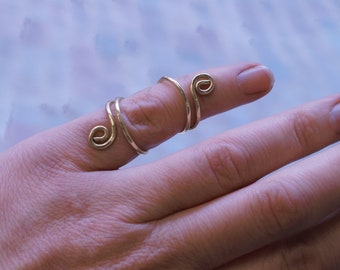 Férula para dedo con anillo texturizado martillado y soporte para dedo de dos bucles