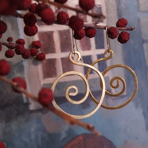 Boucles d&#39;oreilles spirales celtiques en laiton martelé : bijoux bohèmes faits main