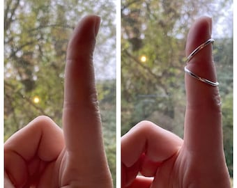 Anillo de soporte para el dedo de latón martillado – Diseño de cisne ajustable, joyería artesanal hecha a mano, anillo elegante y cómodo para uso diario.