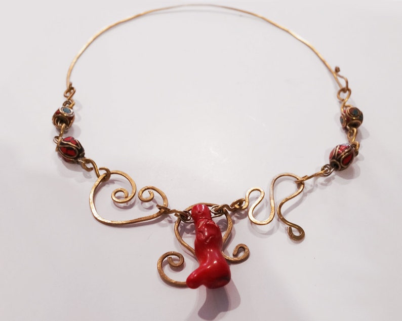 Collier en laiton déclaration collier martelé goutte pendentif corail turquoise perles collier Boho artisan collier collier corail pendentif image 4