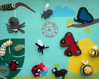 Könnte beinhalten: Eine Sammlung von gehäkelten Insektenspielzeugen, darunter eine Spinne, eine Raupe, ein Frosch, ein Marienkäfer, ein Schmetterling, eine Biene und eine Ameise. Die Spielzeuge werden auf einem blauen Hintergrund mit grünen Blättern und einem gelben Bienenstock ausgestellt.