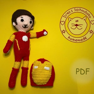 Puede incluir: Muñeco Iron Man de crochet con un traje rojo y amarillo y un casco a juego. El muñeco está de pie sobre un fondo amarillo con un logotipo rojo y blanco que dice "Dream Saihoubako homemade" y "PDF".