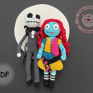 Könnte beinhalten: Gehäkelte Puppen von Jack Skellington und Sally aus The Nightmare Before Christmas, vor einem weißen Kreis auf dunklem Hintergrund. Jack trägt einen schwarzen Anzug und Sally ein Patchwork-Kleid. Das Wort "PDF" befindet sich unten links.