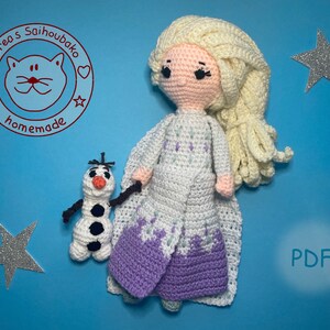 Könnte beinhalten: Häkelanleitung für eine weiße und lila Elsa-Puppe und eine schwarz-weiße Olaf-Puppe aus dem Film Frozen. Das Muster ist als PDF-Download erhältlich. Das Muster ist handgefertigt und enthält ein Logo mit einer Katze und den Worten "Drea's Saihoubako homemade".
