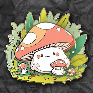 Pilzhain Emaille Pin - MapleStory Inspiriert Sammlerstück | Fliegenpilz Anstecker | Niedliche Waldgeist Brosche | Anime Gaming Pin