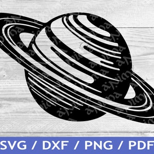Op de afbeelding: Zwart-wit afbeelding van een planeet met ringen, die op Saturnus lijkt. De planeet is afgebeeld met gebogen lijnen en een gedetailleerd ringsysteem. De tekst "SVG / DXF / PNG / PDF" staat onderaan.