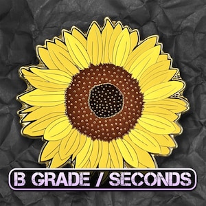 B Klasse / Sekunden Sonnenblume Emaille Pin - Sommer Blüte Revers Abzeichen | Garten Blumen Brosche Naturliebhaber Sammlerstück | Gelbgoldener Metall Pin