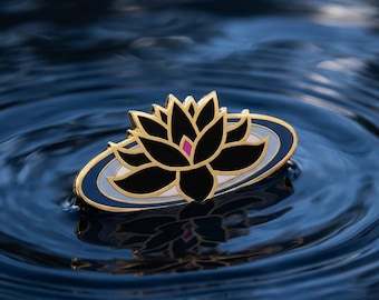 Pin de esmalte de loto negro: pin de solapa coleccionable de flor asiática, broche de flor acuática japonesa/china, insignia de esmalte, regalo floral.