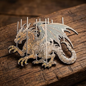 Könnte beinhalten: Detaillierte Drachen-Anstecknadel aus Metall mit aufwendigen mechanischen Details. Der Drache hat eine Mischung aus silbernem, goldenem und blau-grünem Emaille mit einem segmentierten Design. Die Nadel ist vor einem rustikalen Holzgrund platziert.