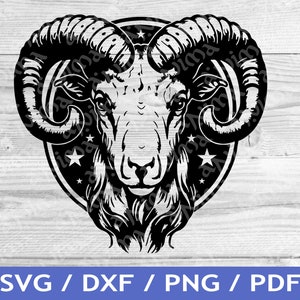 Puede incluir: Silueta en blanco y negro de la cabeza de un carnero con grandes cuernos rizados. La cabeza del carnero está rodeada de un círculo con cinco estrellas.