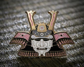 Épingle en émail orchidée Kabuto | Insigne de revers de casque de samouraï | Broche masque de démon Oni | Guerrier japonais à collectionner | Épinglette japonaise féodale