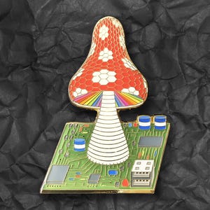 Épingle USB en émail pour champignon vénéneux - Limitée à 50 Tech Champignon | Circuit imprimé phosphorescent | Insigne de revers Mycelium Electronics | Objet de collection nerd