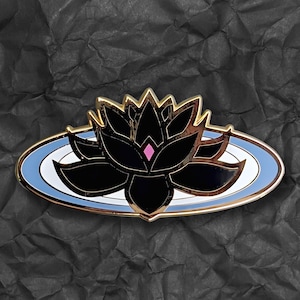 Emaille pin zwarte lotus - verzamelobject Aziatische bloem bloesem reversspeld, Japanse/Chinese waterbloem broche, emaille badge, bloemencadeau