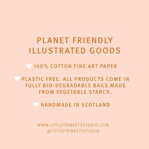 K&ouml;nnte beinhalten: Pfirsichfarbener Hintergrund mit Text, der "PLANET FRIENDLY ILLUSTRATED GOODS" ank&uuml;ndigt. Der Text hebt "100% COTTON FINE ART PAPER", "PLASTIC FREE" und "HANDMADE IN SCOTLAND" hervor. Website- und Social-Media-Informationen sind ebenfalls enthalten.